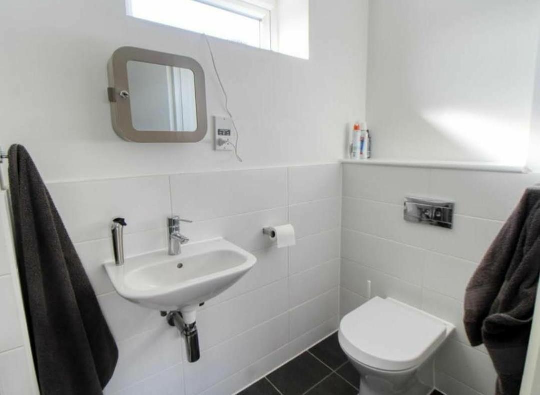 Cheerful House, Private Room And Private Shower/ Toilet. Comfortable King Size Mattress Colchester Extérieur photo